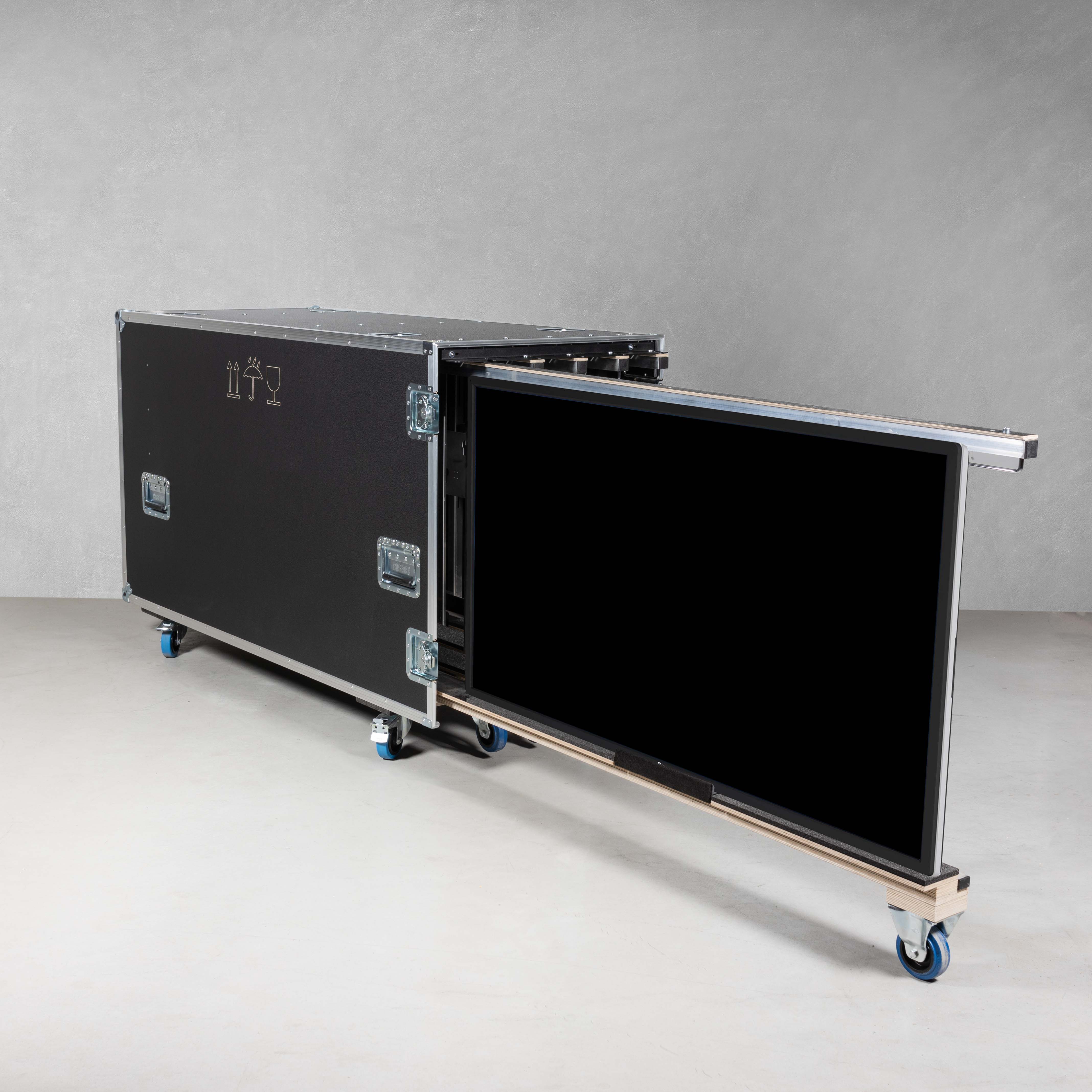 Universal-Push-Pull-Flightcase für fünf 32"-55" Flachbildschirme 