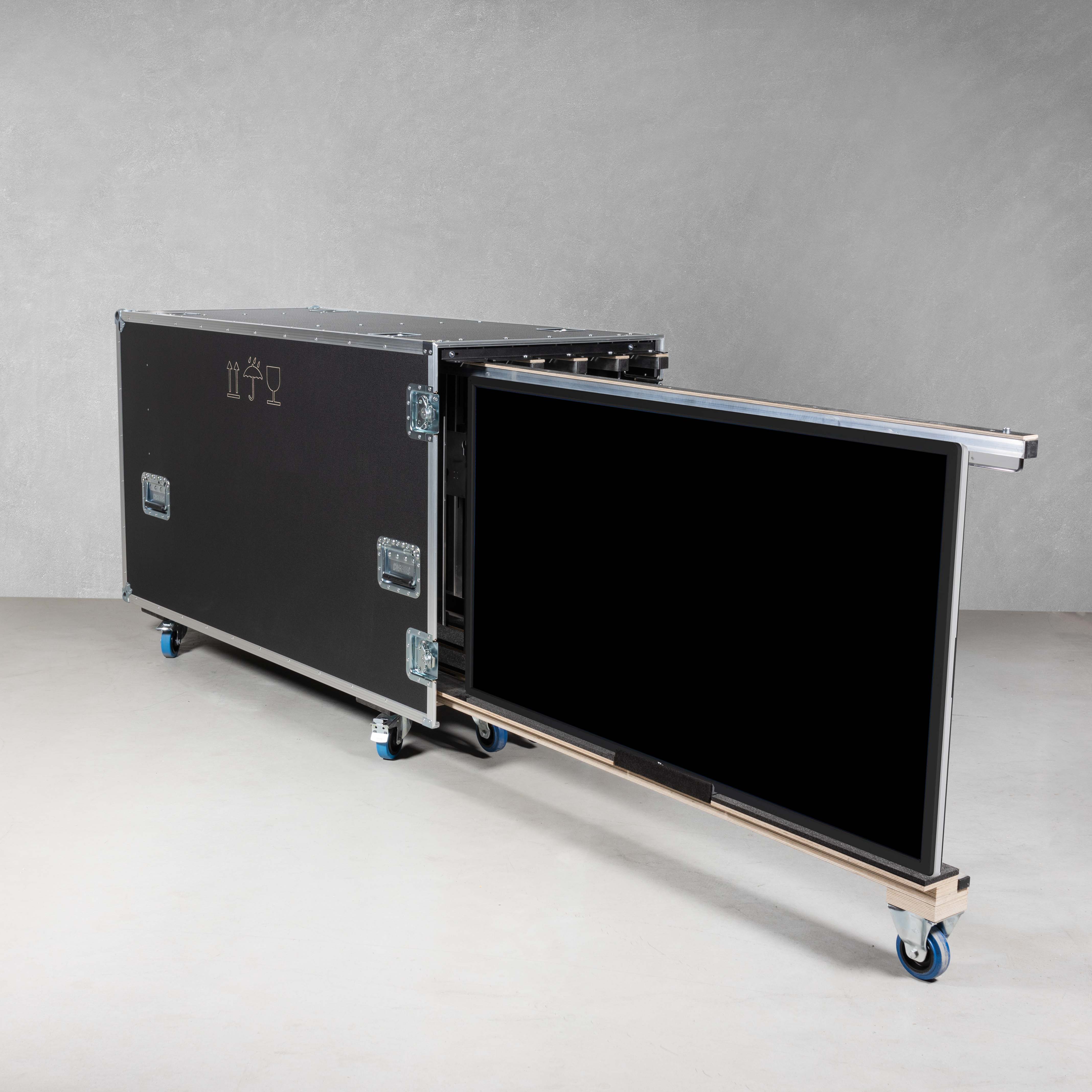 Universal-Push-Pull-Flightcase für fünf 32"-55" Flachbildschirme  Universal-Push-Pull-Flightcase für fünf 32"-55" Flachbildschirme