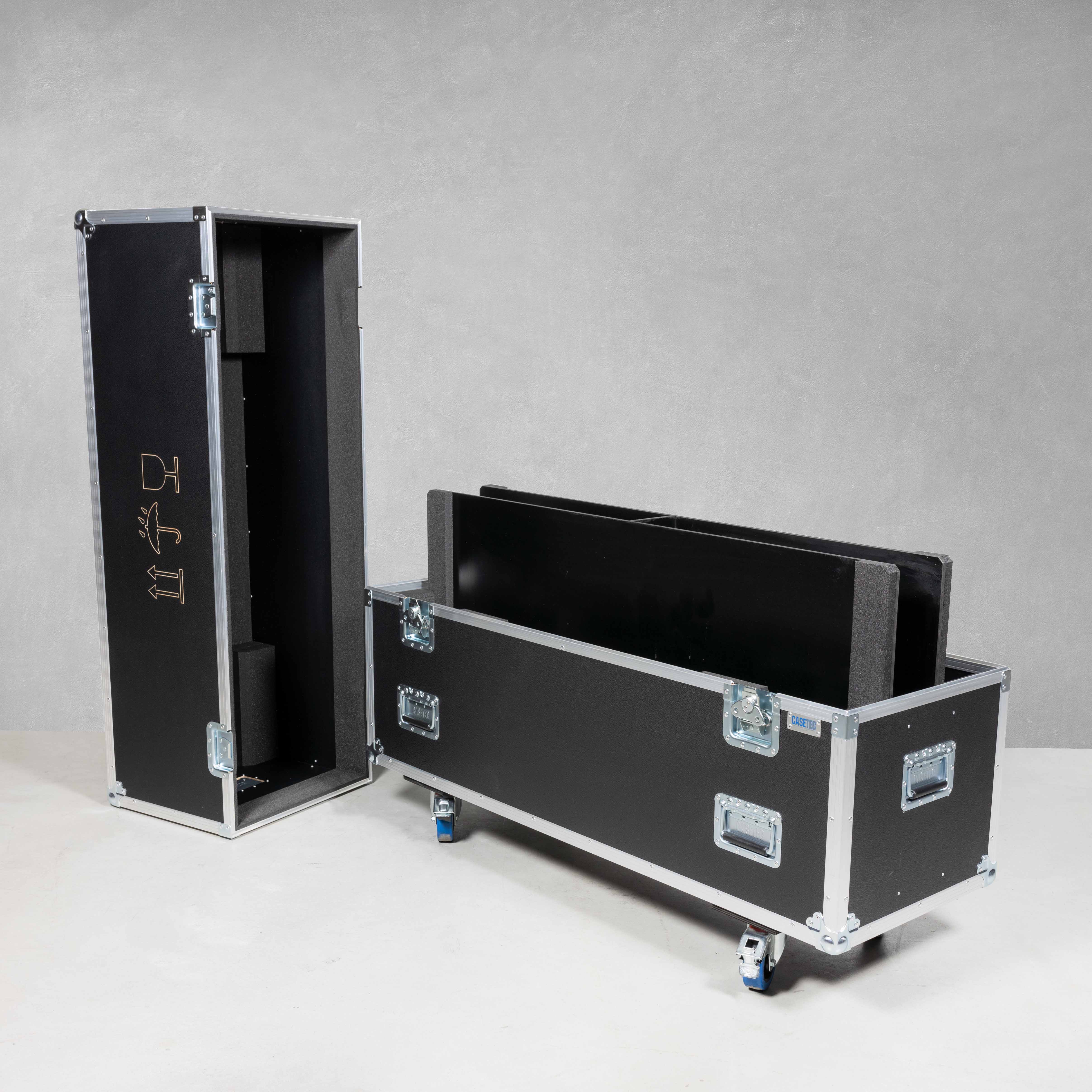 Flightcase für zwei Flachbildschirme 55" mit Zubehörfach mittig Flightcase für zwei Flachbildschirme 55" mit Zubehörfach mittig