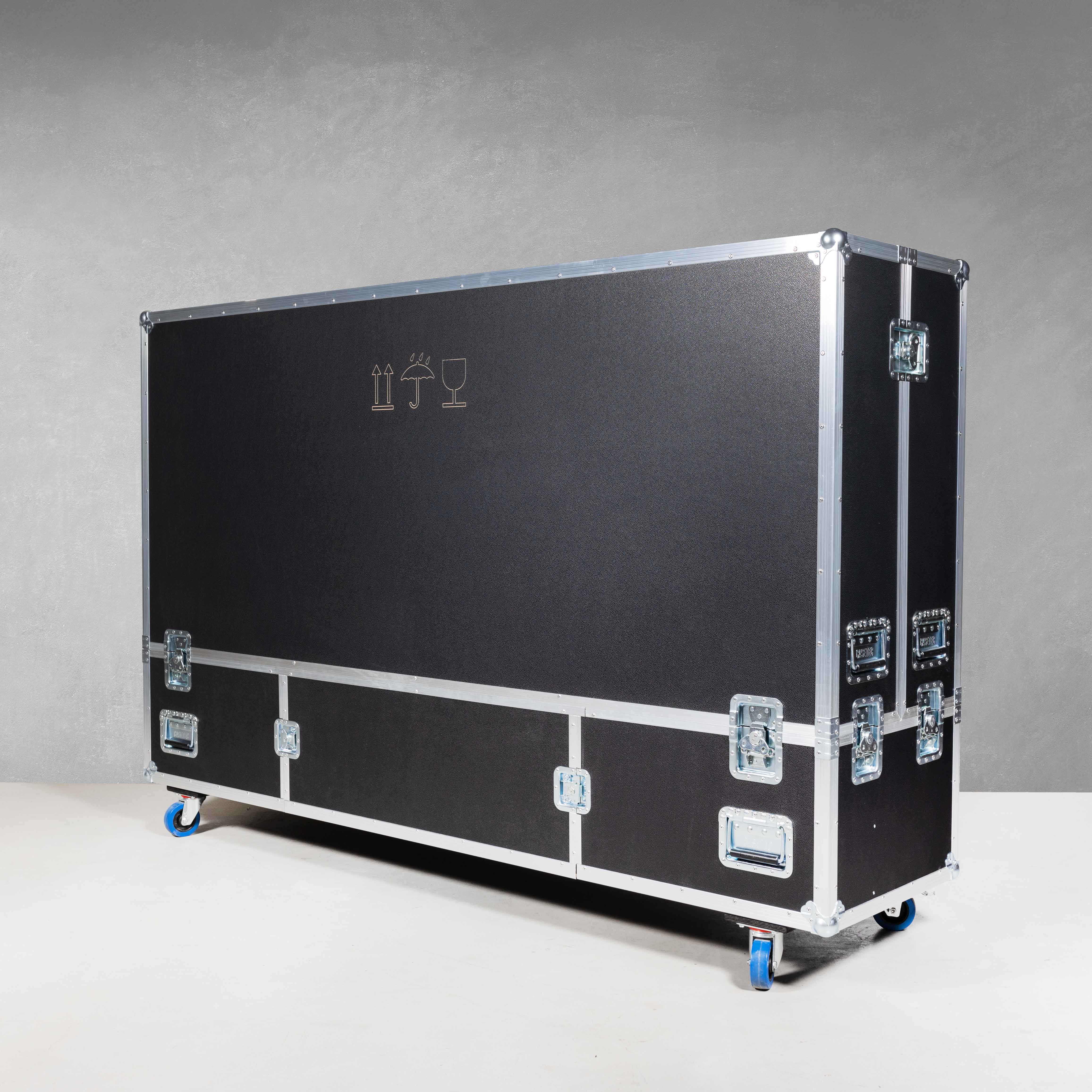Flightcase für ein Samsung QM98T-B und Audipack Stacklift FS-QR120E