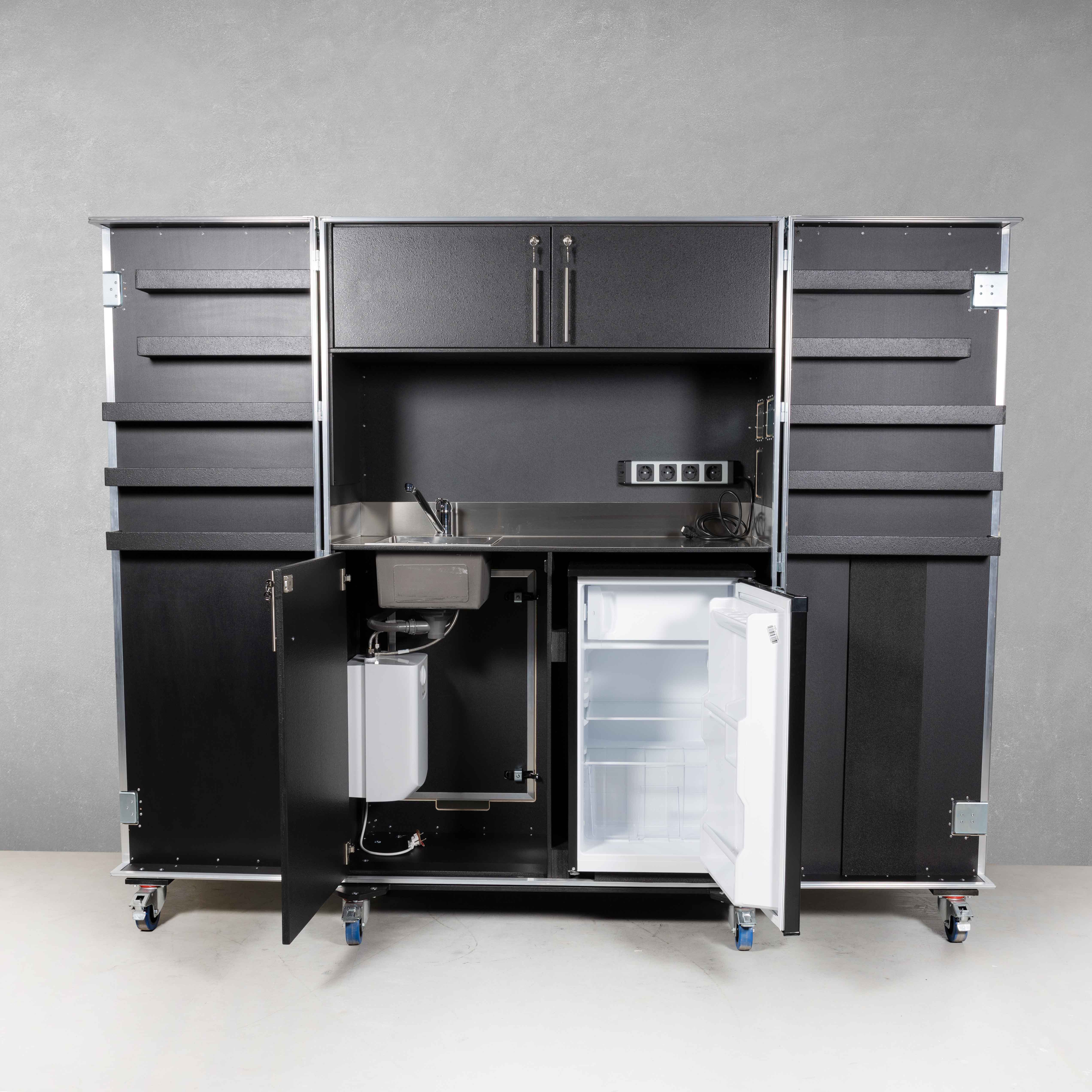 Küchencase/Cateringcase mit Edelstahlarbeitsfläche für Spüle (nicht kombinierbar mit Art. 468595.1) Küchencase/Cateringcase mit Edelstahlarbeitsfläche für Spüle (nicht kombinierbar mit Art. 468595.1)
