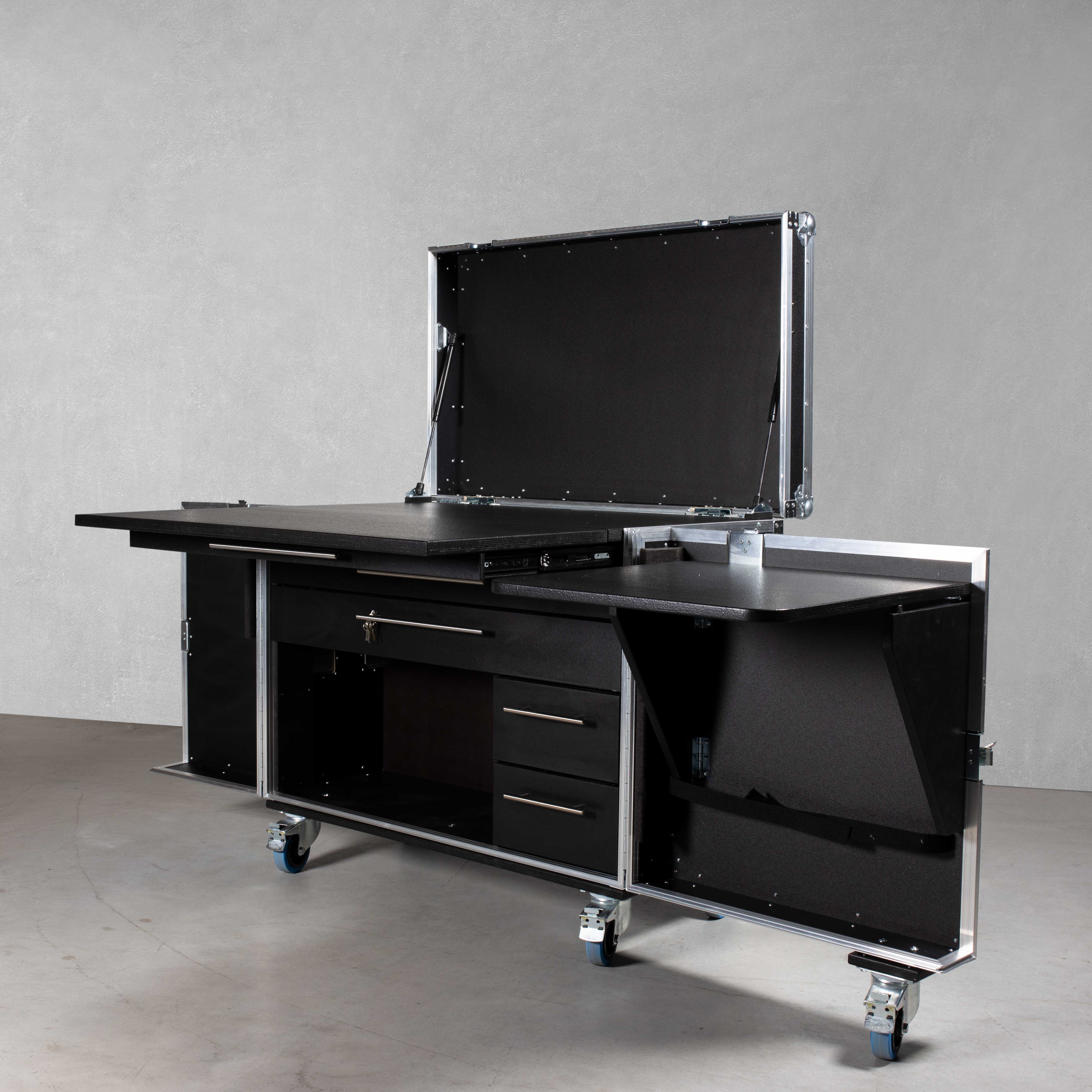 OfficeCase für Laptop und Bürobedarf Version 2 (mit Klapptisch und Türe) OfficeCase für Laptop und Bürobedarf Version 2 (mit Klapptisch und Türe)