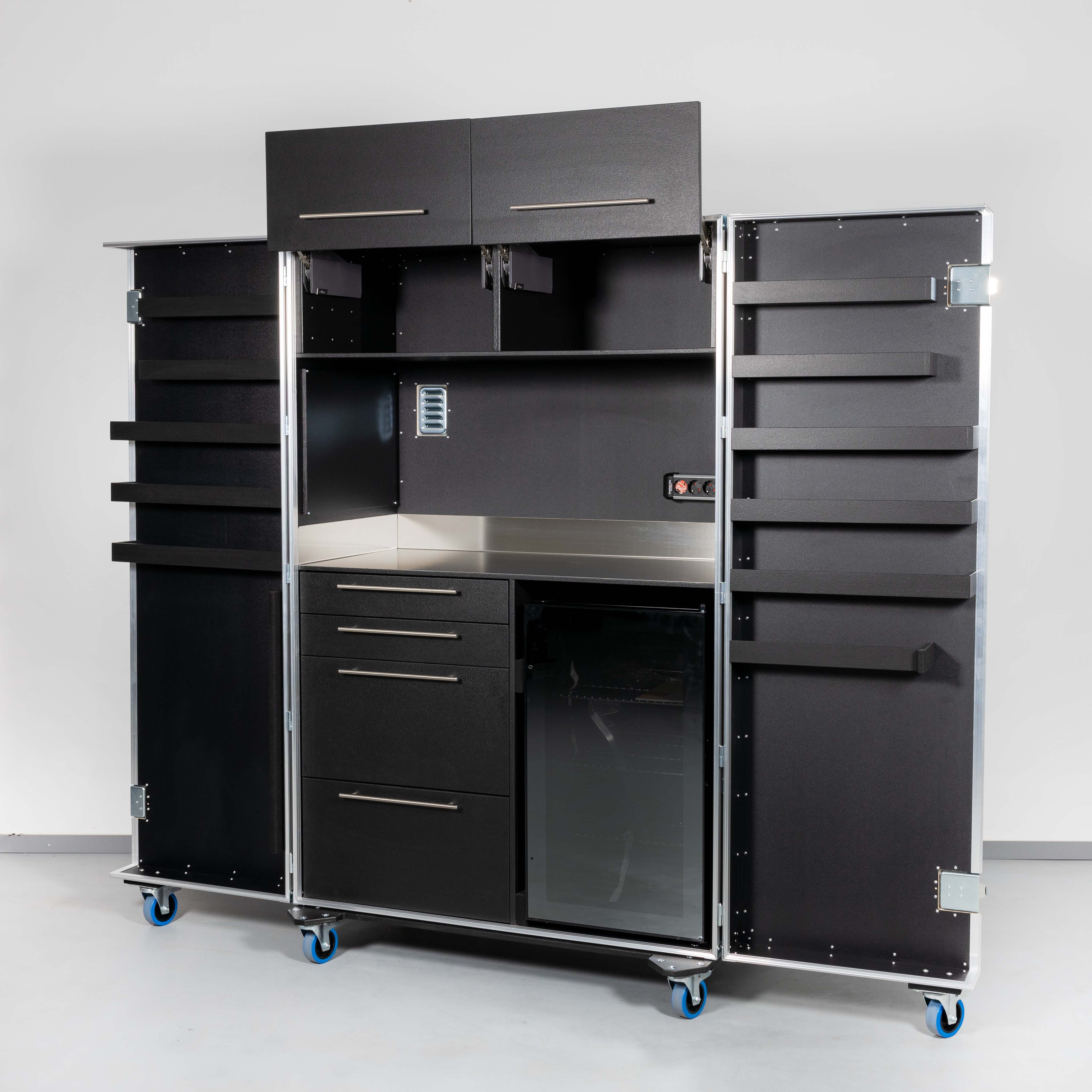 Küchencase/Cateringcase mit Edelstahlarbeitsfläche und Kühlschrankfach