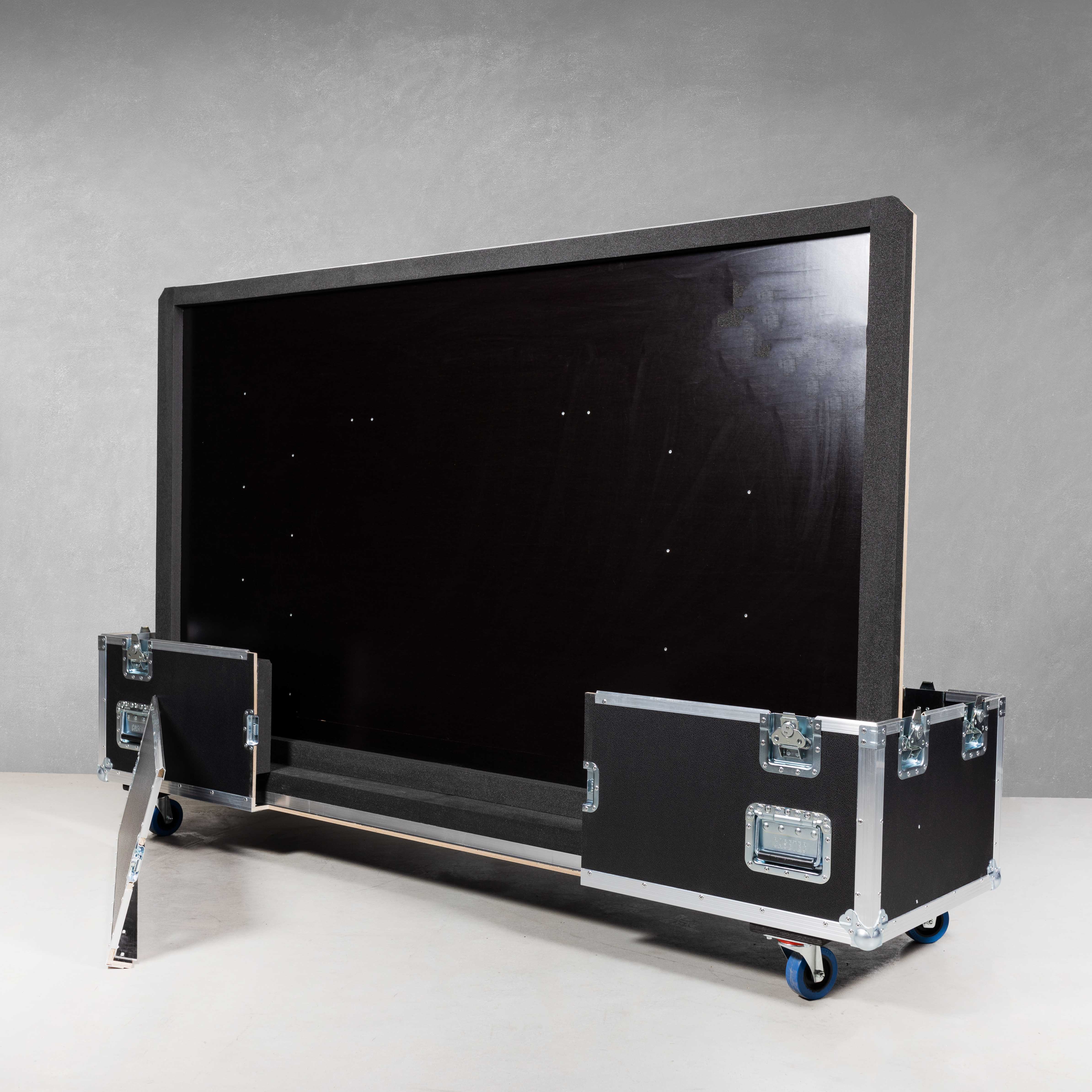 Flightcase für ein Samsung QM98T-B und Audipack Stacklift FS-QR120E Flightcase für ein Samsung QM98T-B und Audipack Stacklift FS-QR120E