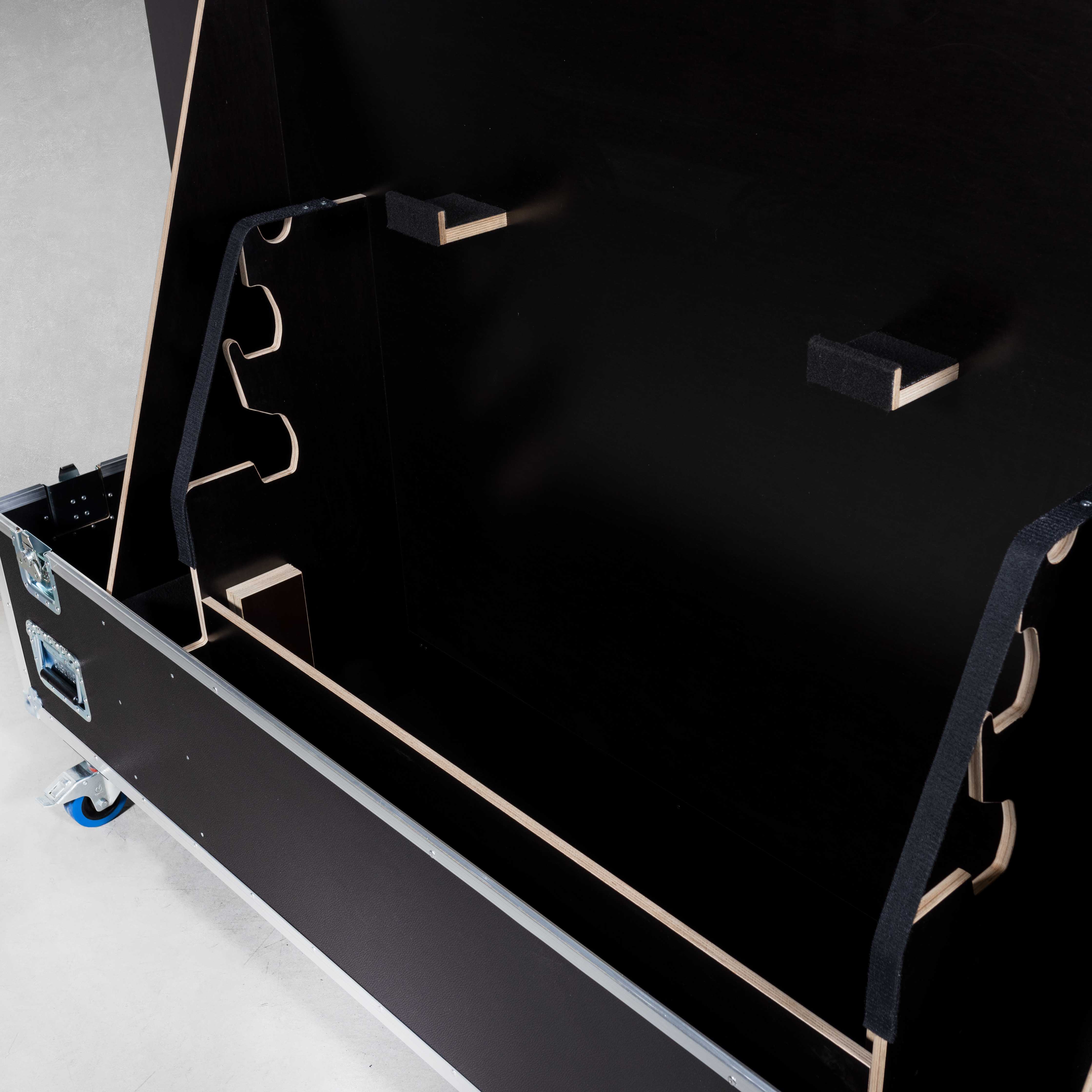 Flightcase für ein Samsung QM98T-B und Audipack Stacklift FS-QR120E
