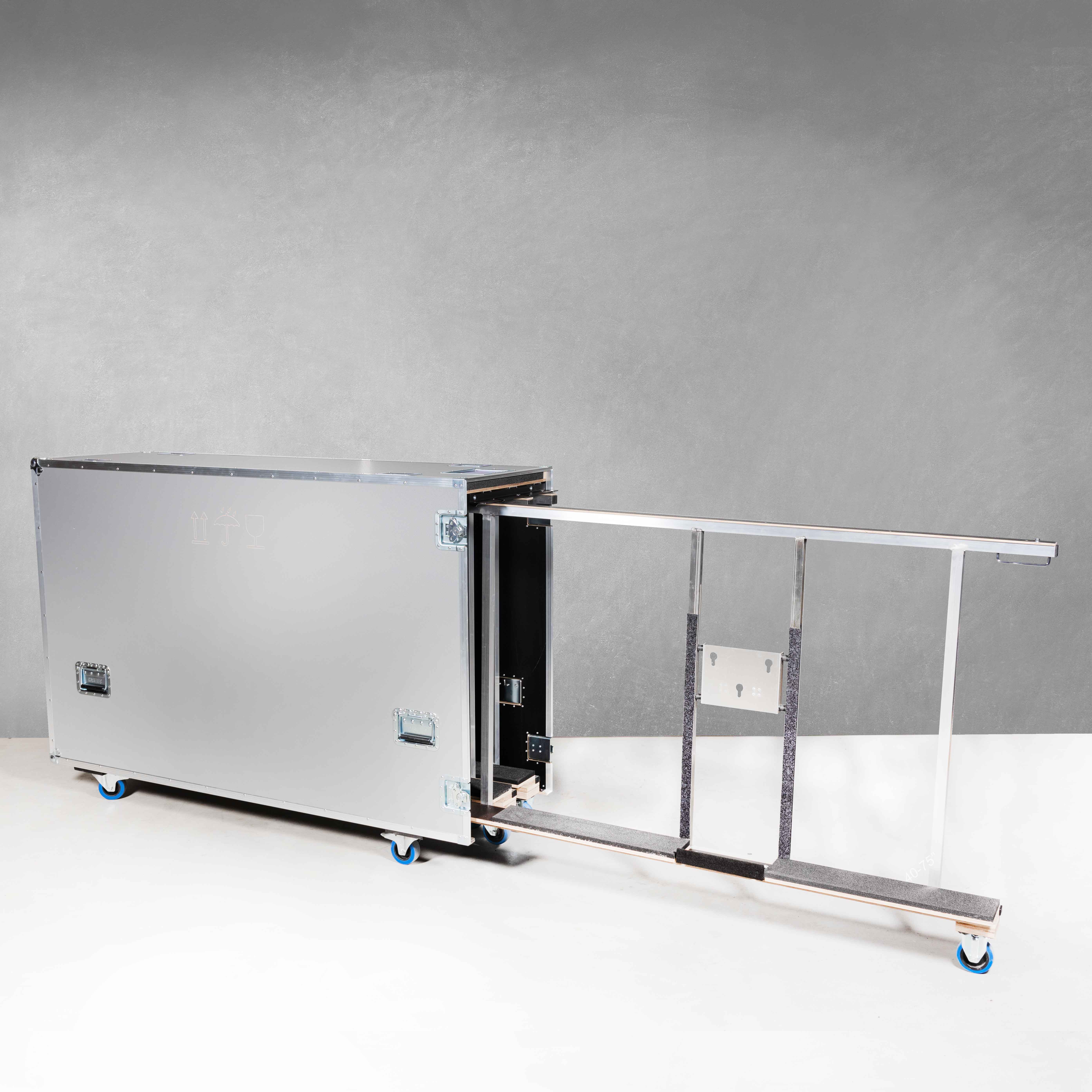 Universal-Push-Pull-Flightcase für drei 40"-75" Flachbildschirme Universal-Push-Pull-Flightcase für drei 40"-75" Flachbildschirme