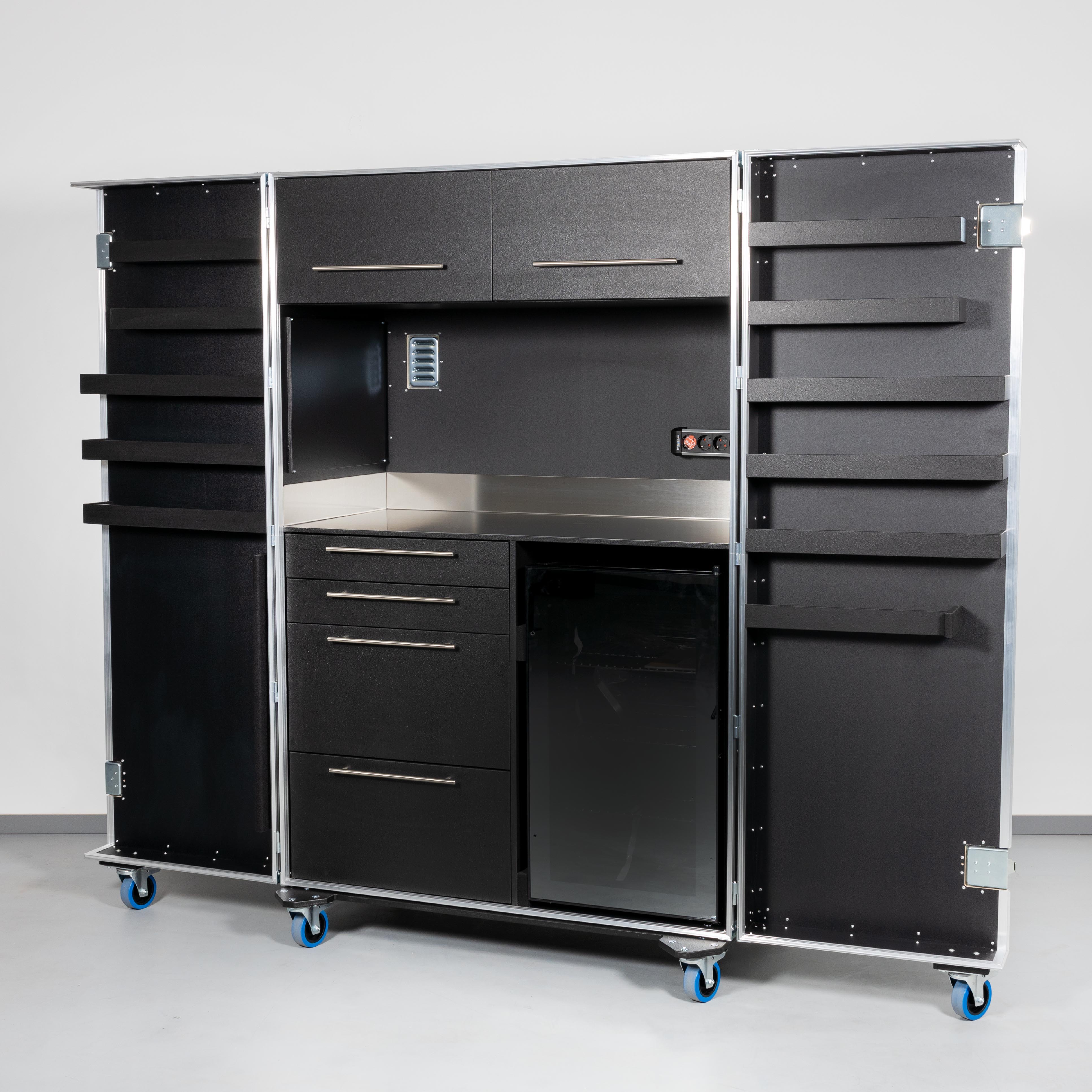 Küchencase/Cateringcase mit Edelstahlarbeitsfläche und Kühlschrankfach